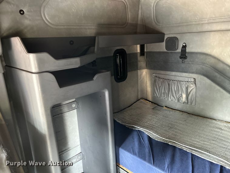 image for item OK9740 2016 Mack CXU613  semi truck