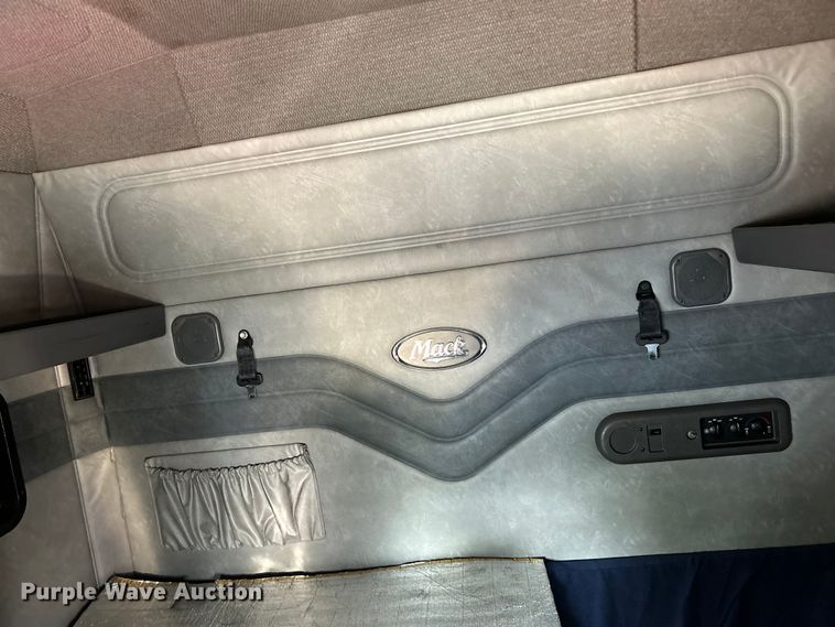 image for item OK9740 2016 Mack CXU613  semi truck