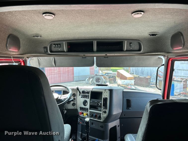 image for item OK9740 2016 Mack CXU613  semi truck