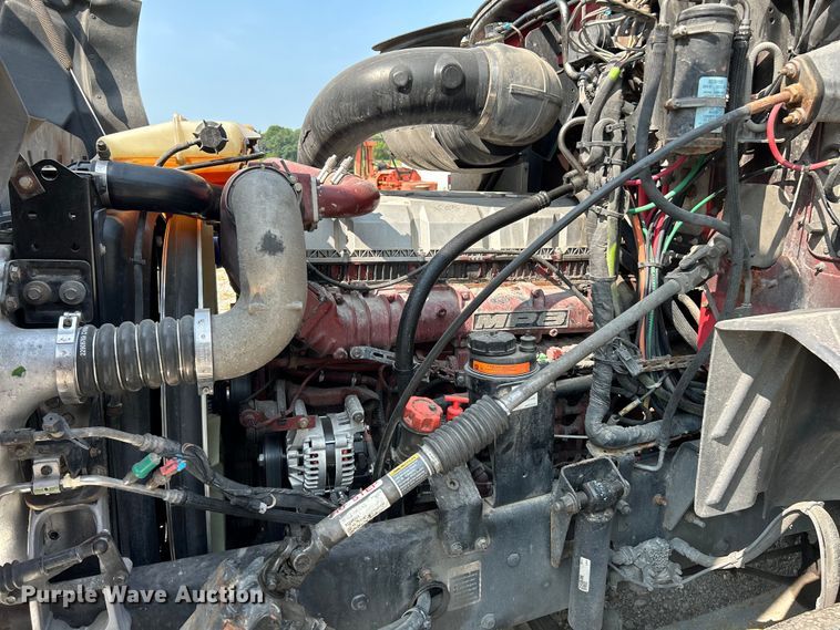 image for item OK9740 2016 Mack CXU613  semi truck