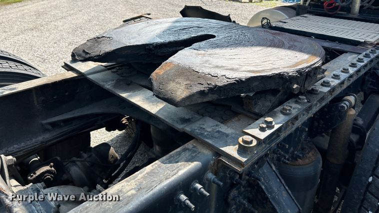 image for item OK9740 2016 Mack CXU613  semi truck