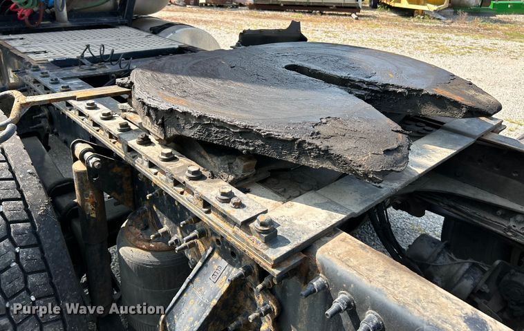 image for item OK9740 2016 Mack CXU613  semi truck