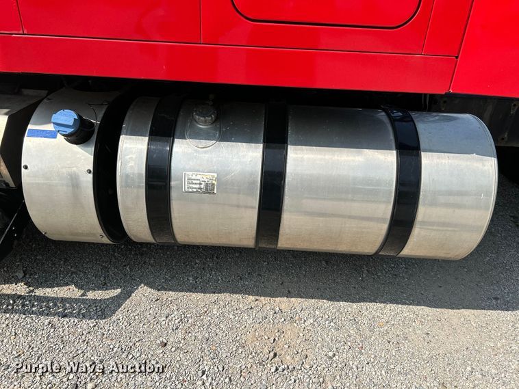 image for item OK9740 2016 Mack CXU613  semi truck