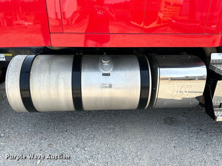 image for item OK9740 2016 Mack CXU613  semi truck