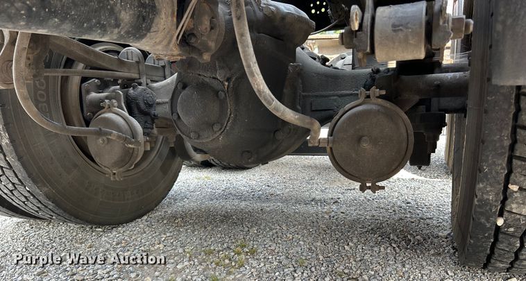 image for item OK9740 2016 Mack CXU613  semi truck