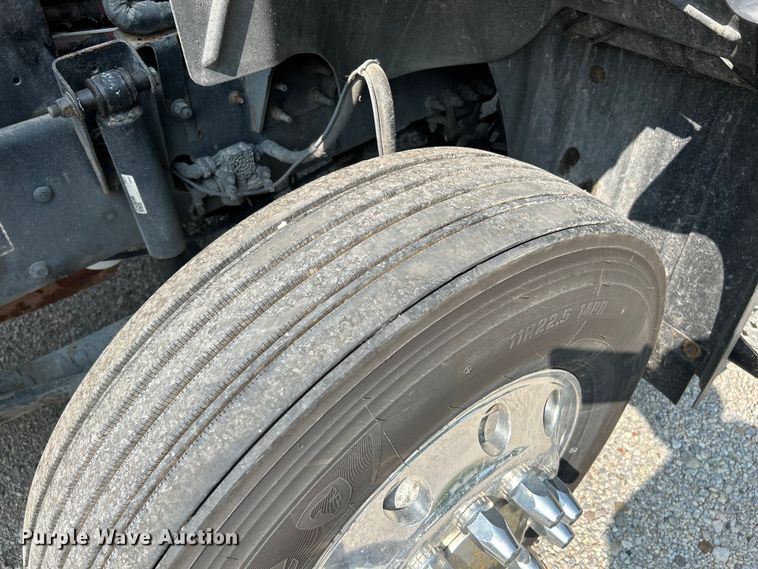 image for item OK9740 2016 Mack CXU613  semi truck