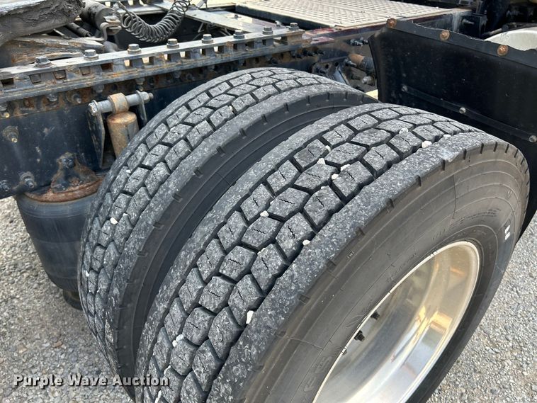 image for item OK9740 2016 Mack CXU613  semi truck