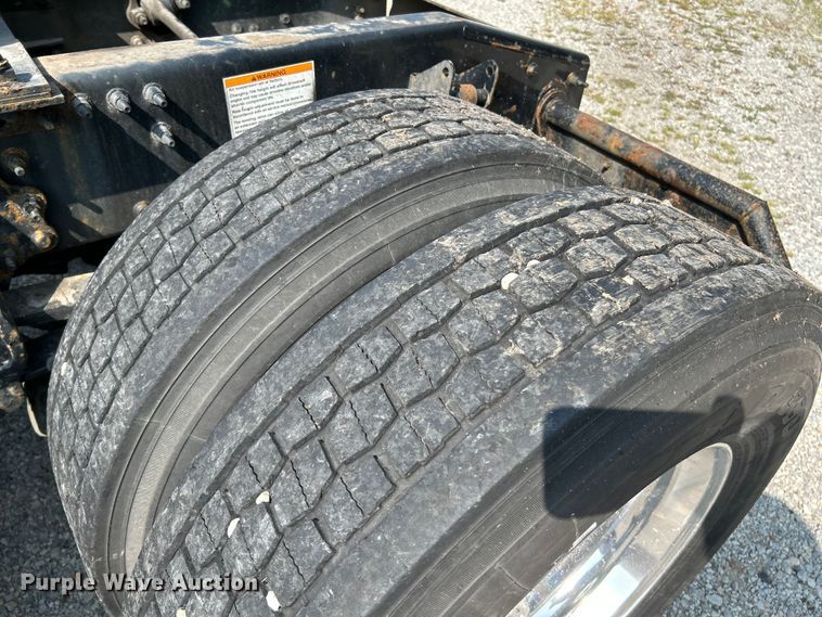 image for item OK9740 2016 Mack CXU613  semi truck