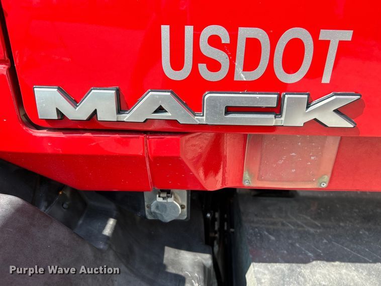 image for item OK9740 2016 Mack CXU613  semi truck