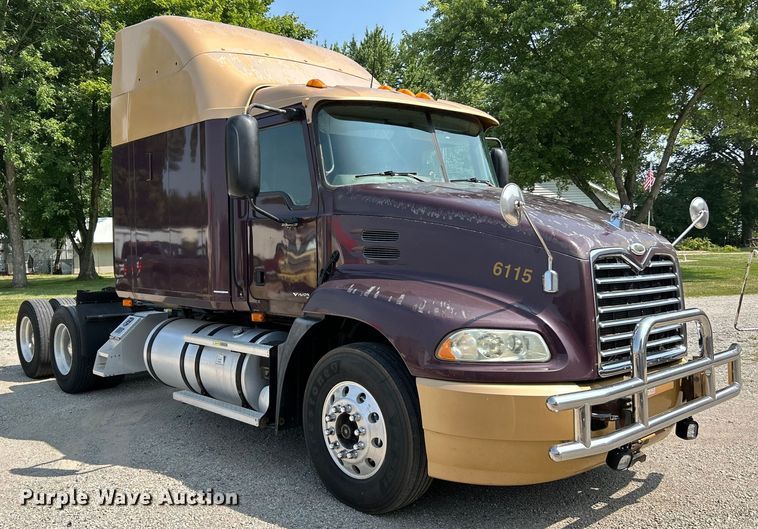 image for item OK9741 2007 Mack CXN613  semi truck