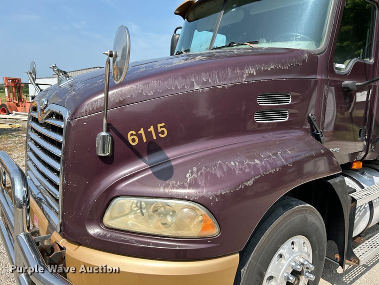 image for item OK9741 2007 Mack CXN613  semi truck