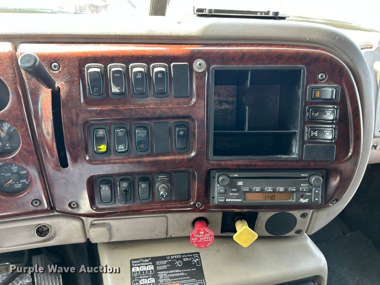 image for item OK9741 2007 Mack CXN613  semi truck