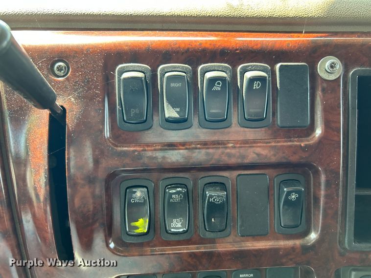 image for item OK9741 2007 Mack CXN613  semi truck