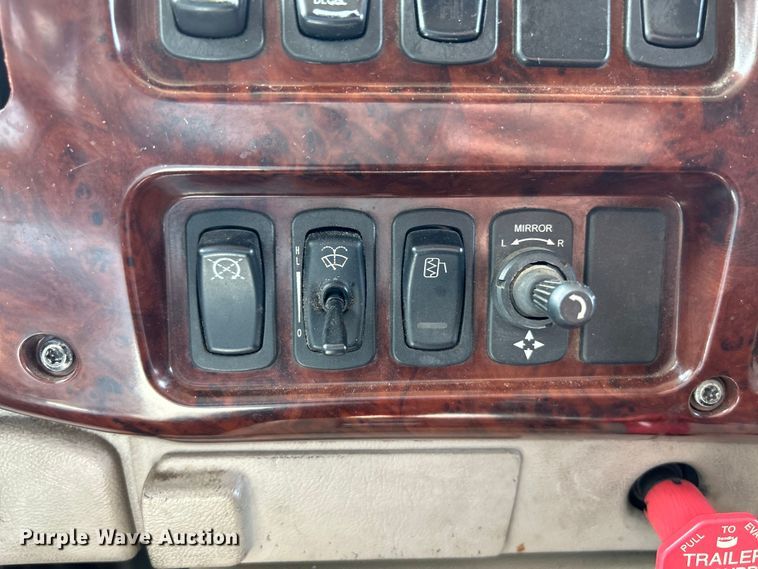 image for item OK9741 2007 Mack CXN613  semi truck