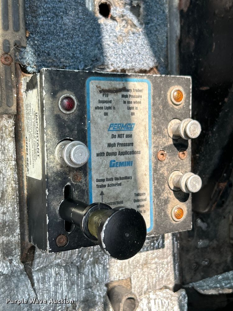 image for item OK9741 2007 Mack CXN613  semi truck