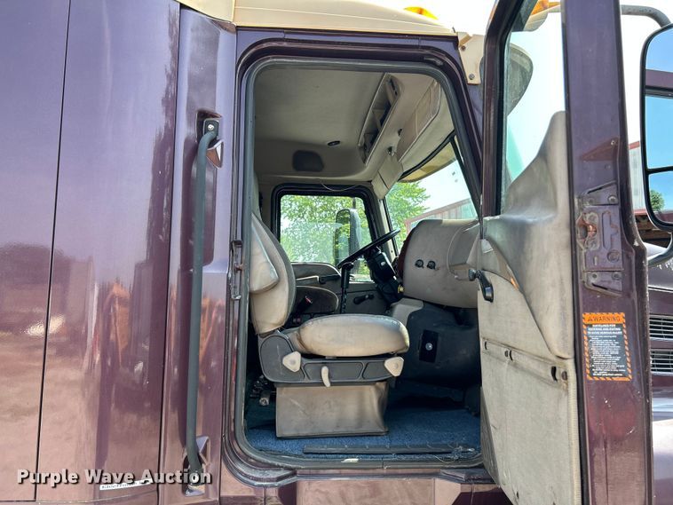 image for item OK9741 2007 Mack CXN613  semi truck