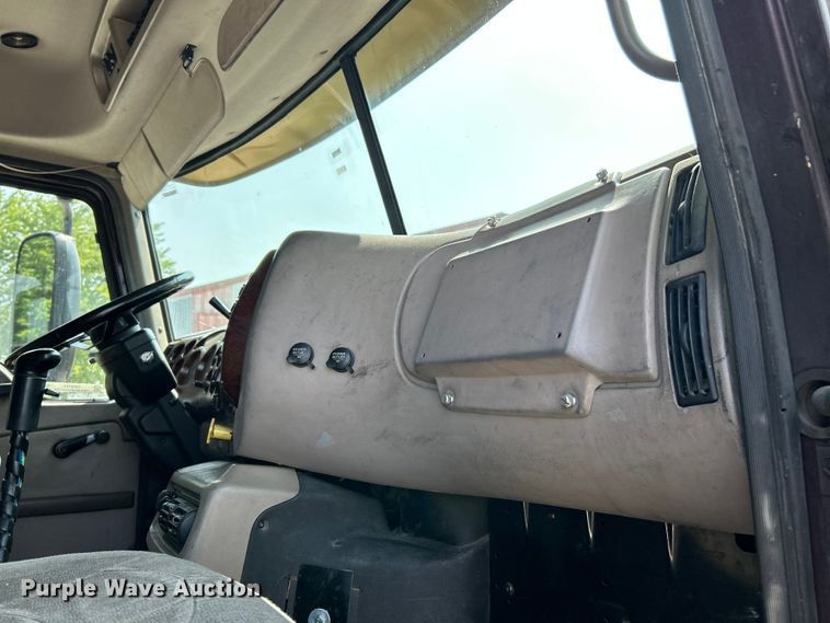 image for item OK9741 2007 Mack CXN613  semi truck