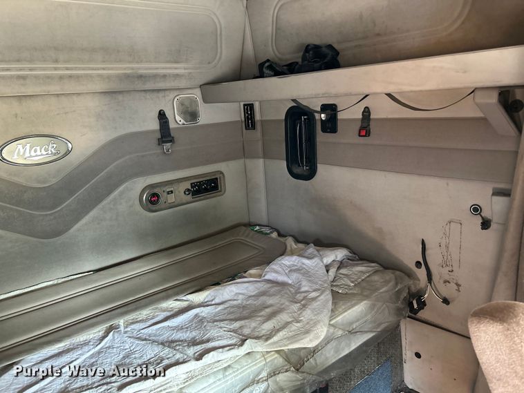 image for item OK9741 2007 Mack CXN613  semi truck