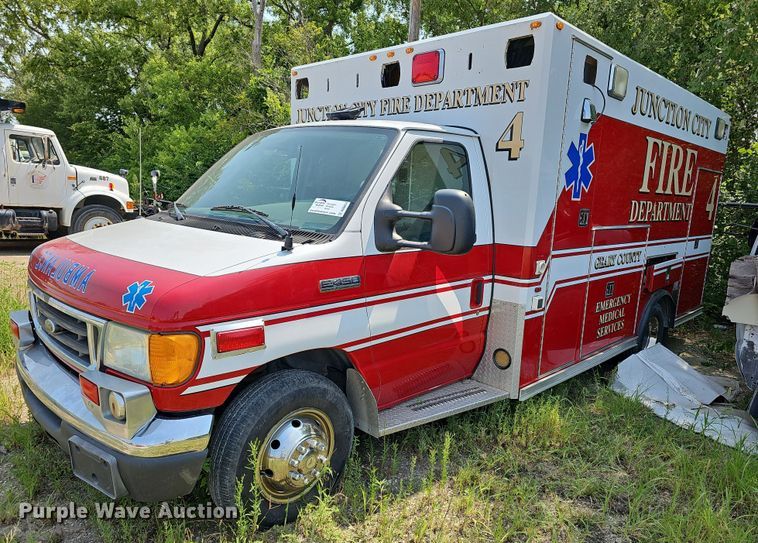 image for item DN8654 2006 Ford E450 Super Duty  ambulance