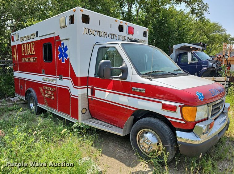 image for item DN8654 2006 Ford E450 Super Duty  ambulance