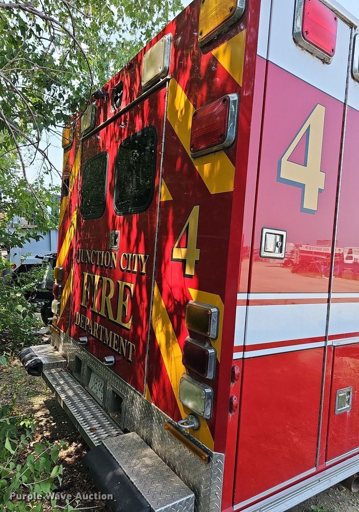 image for item DN8654 2006 Ford E450 Super Duty  ambulance