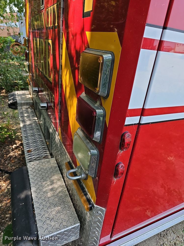 image for item DN8654 2006 Ford E450 Super Duty  ambulance