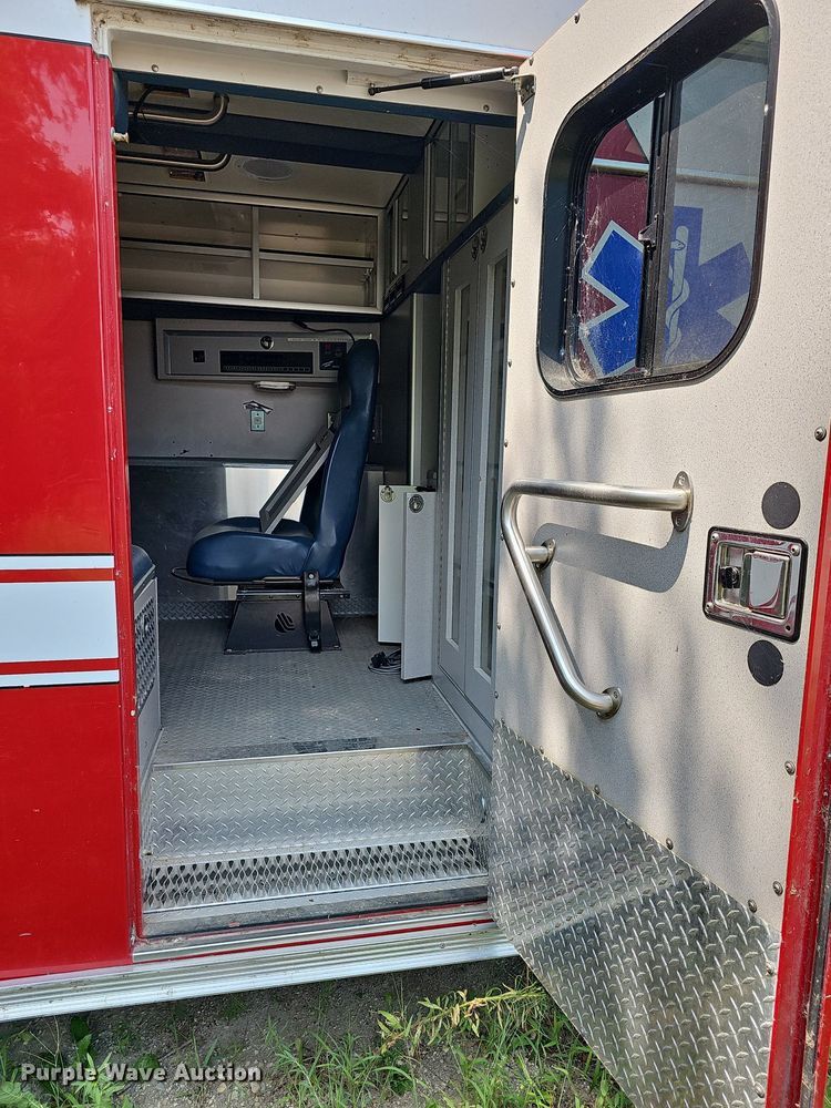 image for item DN8654 2006 Ford E450 Super Duty  ambulance
