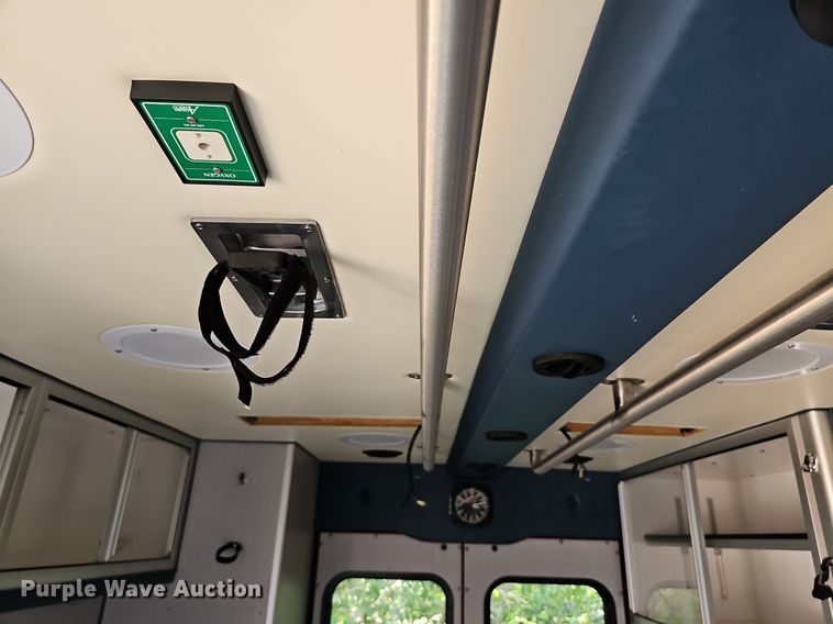 image for item DN8654 2006 Ford E450 Super Duty  ambulance