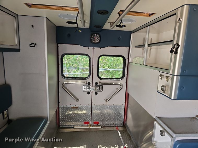 image for item DN8654 2006 Ford E450 Super Duty  ambulance