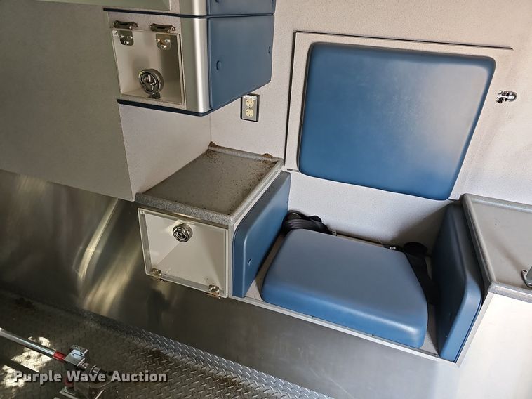 image for item DN8654 2006 Ford E450 Super Duty  ambulance