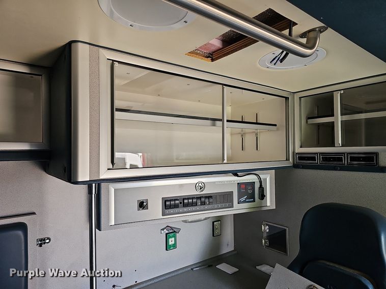 image for item DN8654 2006 Ford E450 Super Duty  ambulance