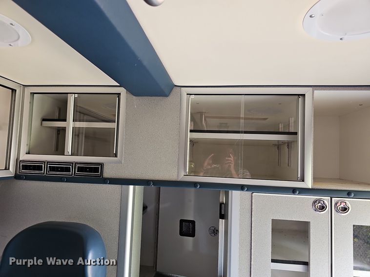 image for item DN8654 2006 Ford E450 Super Duty  ambulance