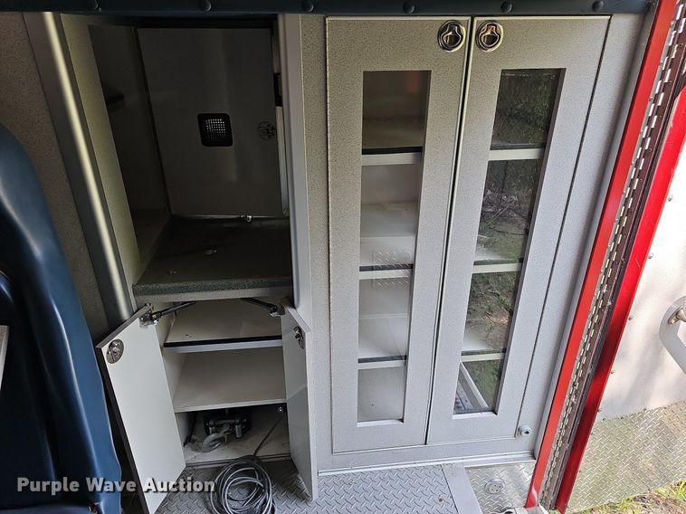 image for item DN8654 2006 Ford E450 Super Duty  ambulance