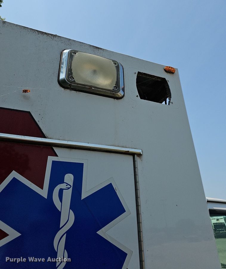 image for item DN8654 2006 Ford E450 Super Duty  ambulance