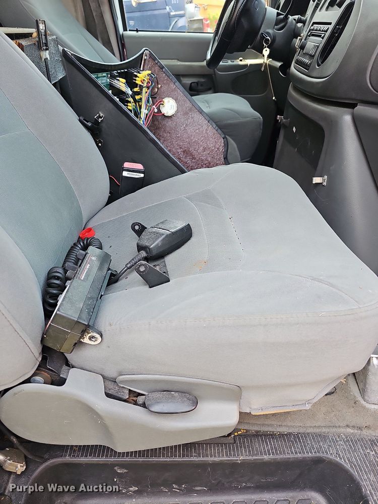 image for item DN8654 2006 Ford E450 Super Duty  ambulance