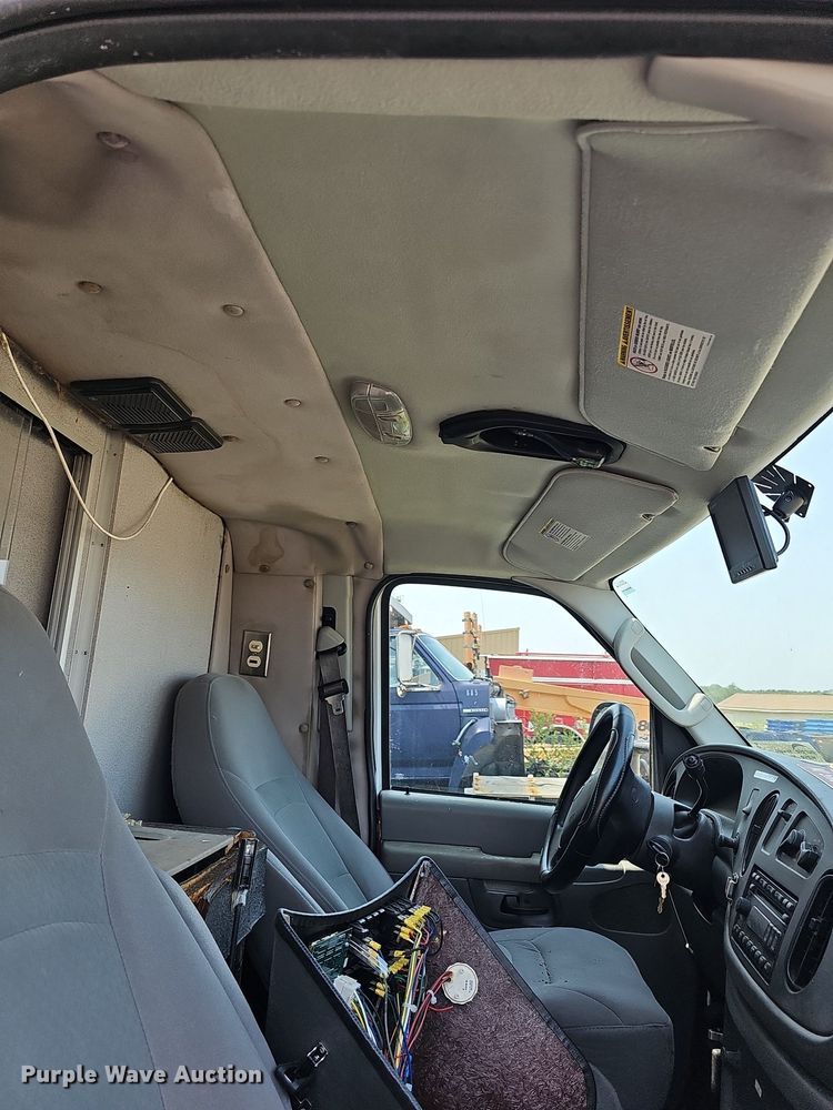 image for item DN8654 2006 Ford E450 Super Duty  ambulance