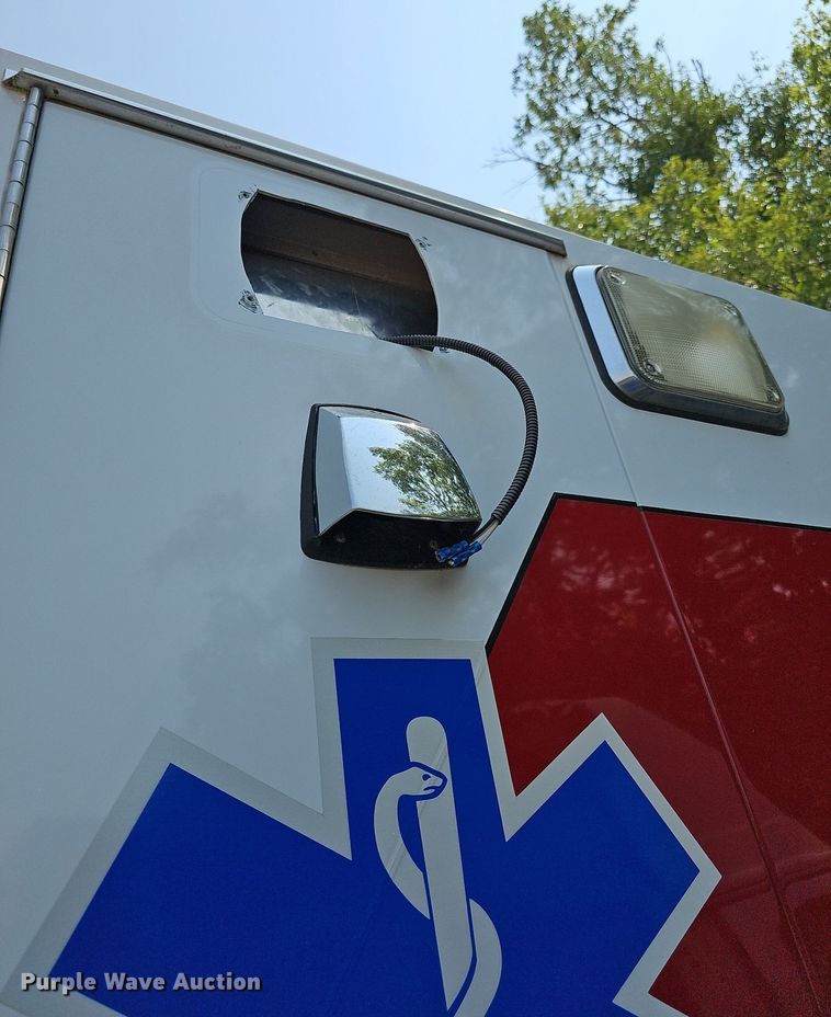 image for item DN8654 2006 Ford E450 Super Duty  ambulance