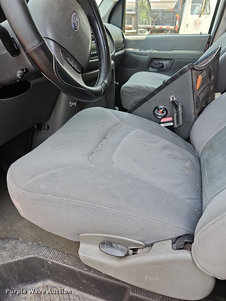 image for item DN8654 2006 Ford E450 Super Duty  ambulance