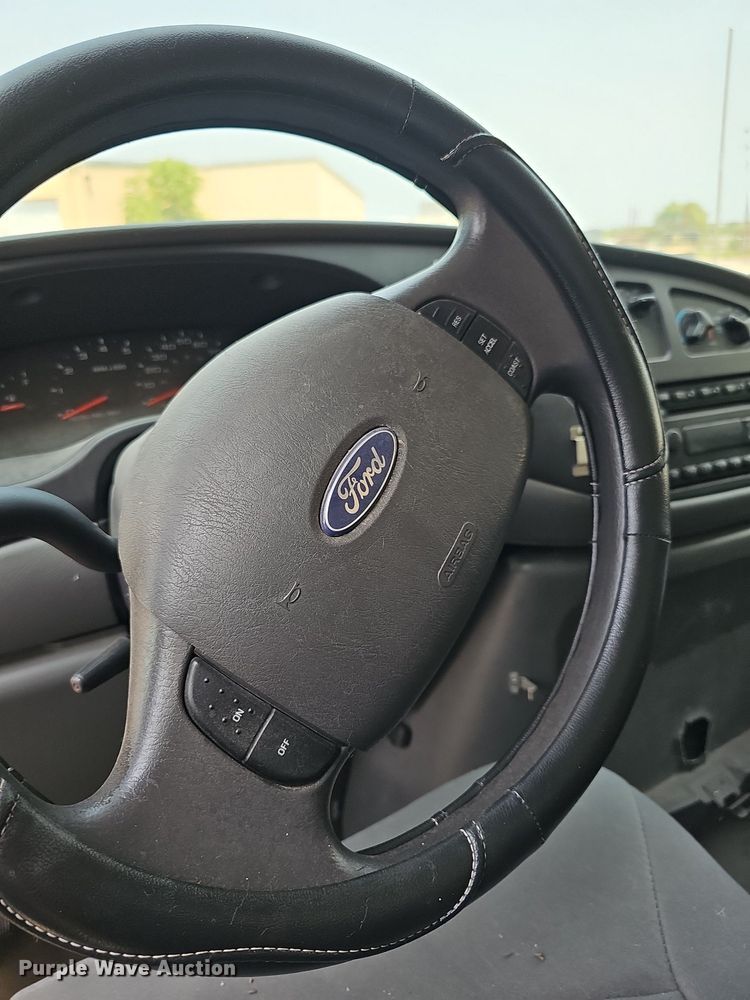 image for item DN8654 2006 Ford E450 Super Duty  ambulance