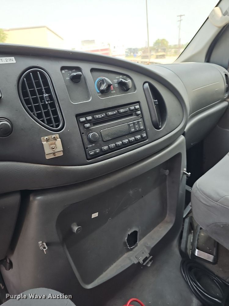 image for item DN8654 2006 Ford E450 Super Duty  ambulance