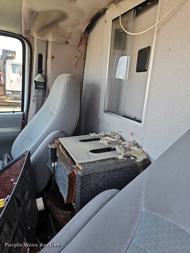 image for item DN8654 2006 Ford E450 Super Duty  ambulance