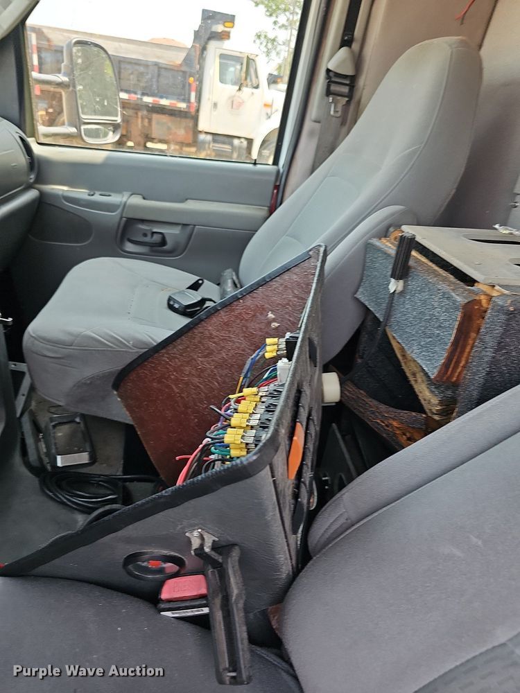 image for item DN8654 2006 Ford E450 Super Duty  ambulance