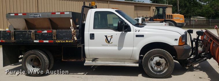 image for item DO2960 2001 Ford F550 Super Duty  flatbed truck