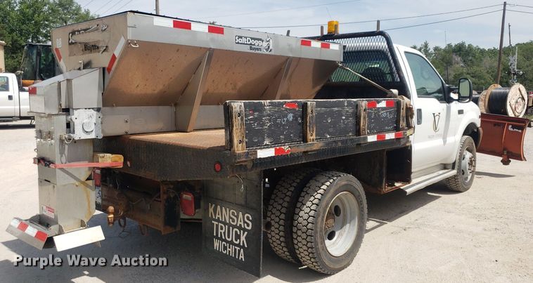 image for item DO2960 2001 Ford F550 Super Duty  flatbed truck