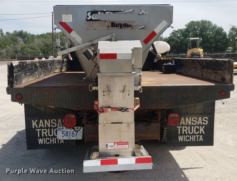 image for item DO2960 2001 Ford F550 Super Duty  flatbed truck