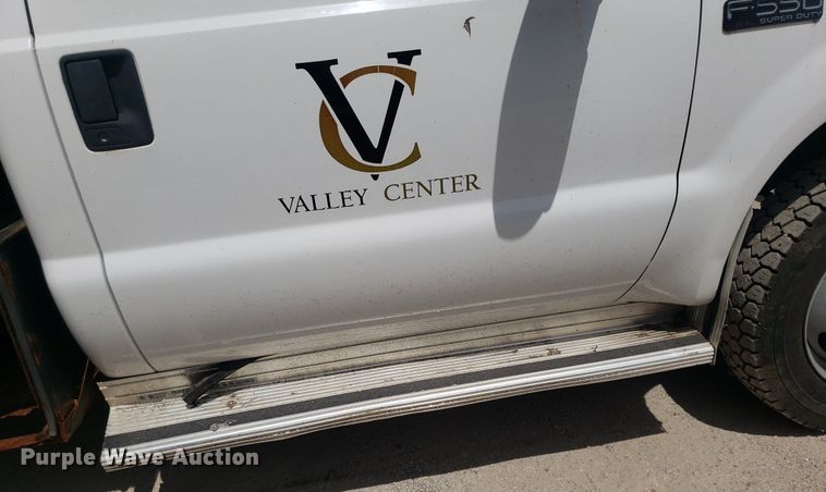 image for item DO2960 2001 Ford F550 Super Duty  flatbed truck