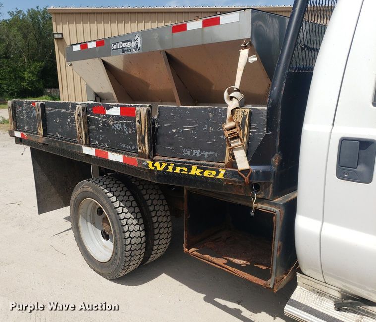 image for item DO2960 2001 Ford F550 Super Duty  flatbed truck