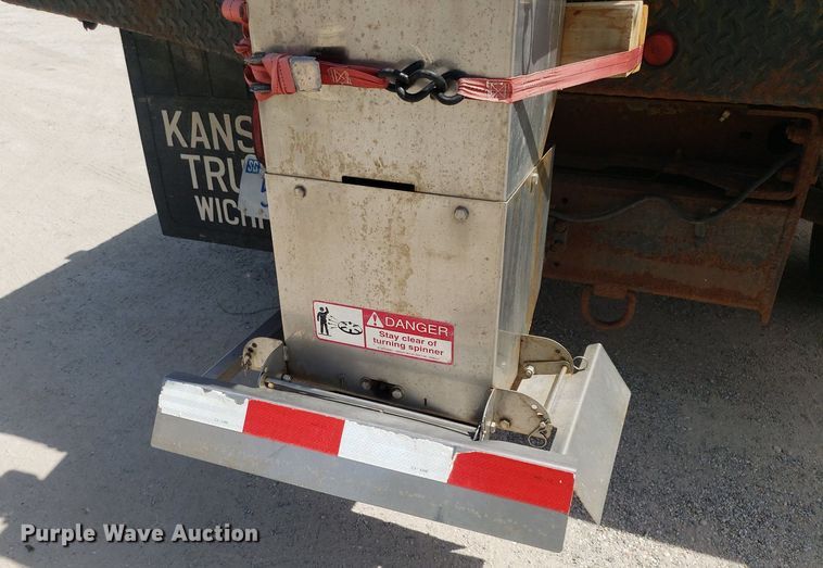 image for item DO2960 2001 Ford F550 Super Duty  flatbed truck