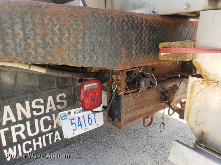 image for item DO2960 2001 Ford F550 Super Duty  flatbed truck