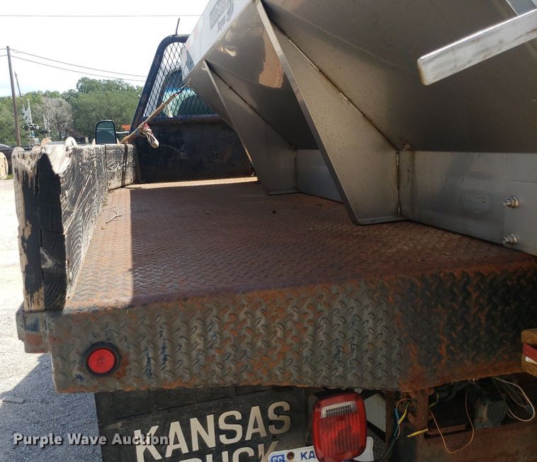 image for item DO2960 2001 Ford F550 Super Duty  flatbed truck